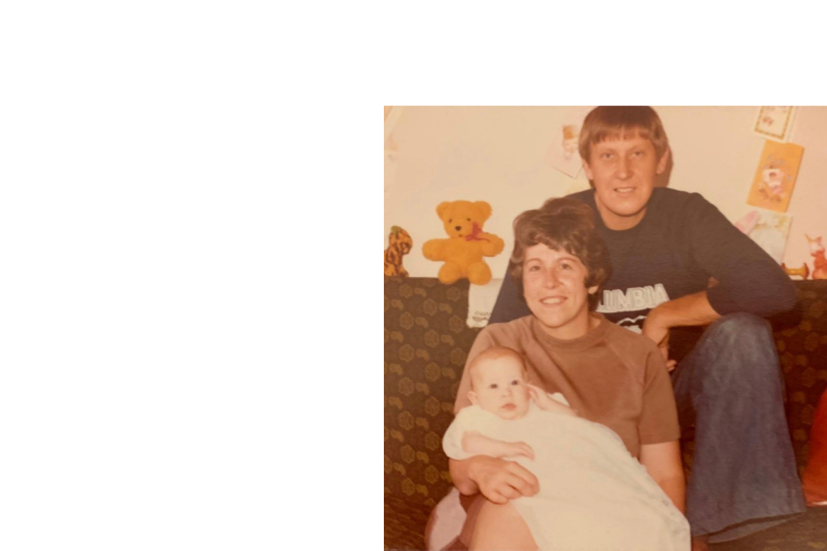 Image of young Sarah with parents